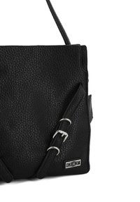 Borsa a tracolla in pelle nera con superficie texturizzata, dotata di una fibbia in argento e un logo impresso sulla parte anteriore.