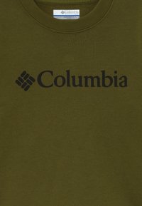 Felpa verde oliva con colletto tondo, con il logo nero di Columbia stampato sul petto e un'etichetta bianca della Columbia Sportswear Company all'interno del colletto.