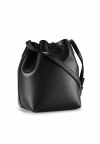 Bolso bucket de cuero negro con una textura suave, cierre de cuerda ajustable y una correa de hombro regulable. Presenta un logotipo en relieve en la parte frontal.