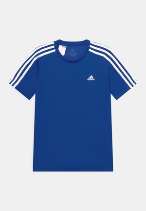 Camiseta deportiva azul de manga corta, con tres rayas blancas en cada hombro y un pequeño logo blanco en el pecho.