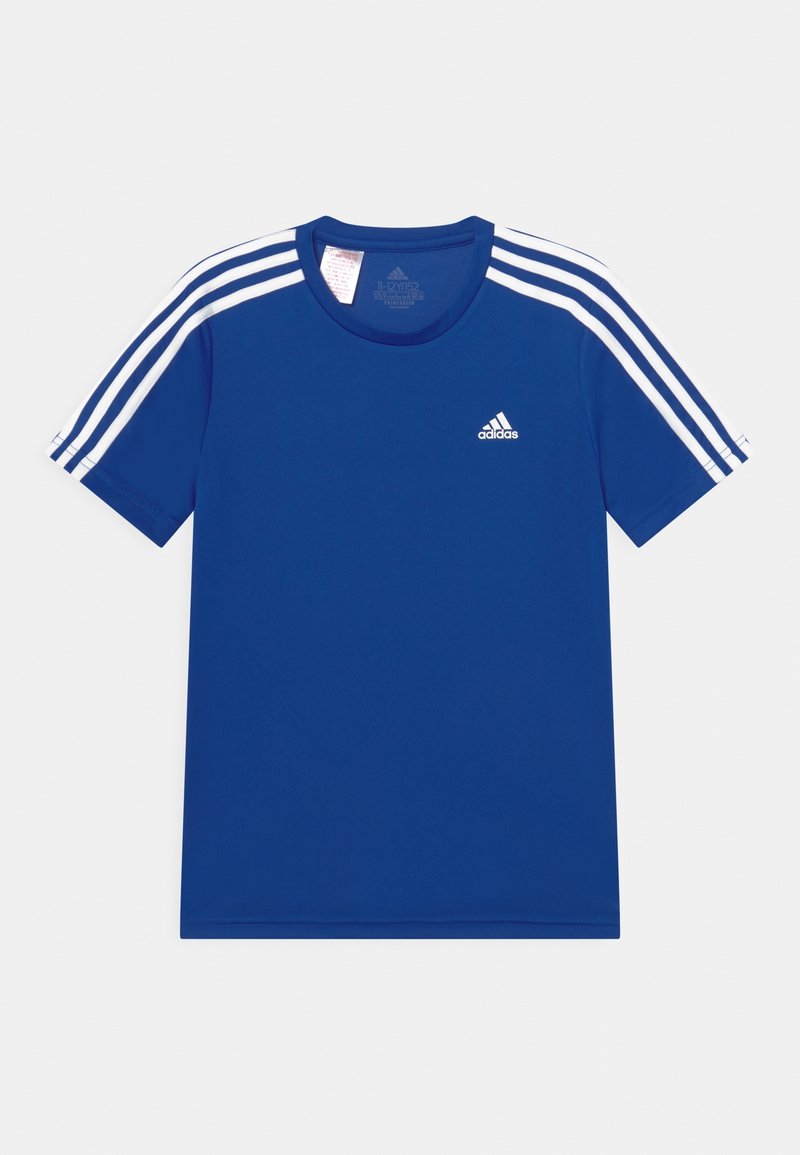 T-shirt de sport bleu à manches courtes, avec trois bandes blanches sur chaque épaule et un petit logo blanc sur la poitrine.