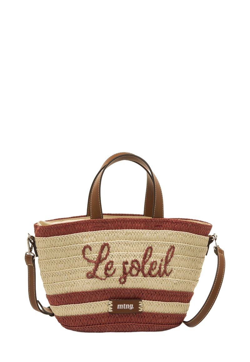 Bolsa tote de paja en rayas crema y rojo óxido con asas cortas marrones y correa de hombro ajustable; cuenta con bordado "Le soleil" y logo.