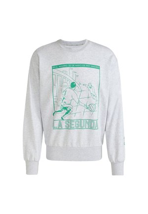 Grå sweatshirt med lange ærmer, der har et grønt grafisk tryk af to fodboldspillere og tekst. Ribstrikkede manchetter og bundkant.