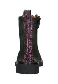 Stivale alla caviglia nero con materiale olografico e texture arricchita da punti iridescenti. Suola spessa in gomma con una linguetta sul retro.