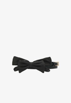 Cinturón de cuero negro con dos grandes decoraciones en forma de lazo y una pequeña hebilla dorada sobre un fondo blanco.