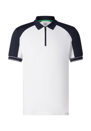 Polo blanc à manches courtes avec manches raglan bleu marine, col bleu marine, demi-fermeture éclair à l'avant, et fines rayures blanches sur les poignets des manches.