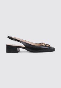 Zapato slingback de cuero negro con punta afilada, tacón bajo y acento de estampado de leopardo en la parte delantera. Diseño elegante y minimalista.