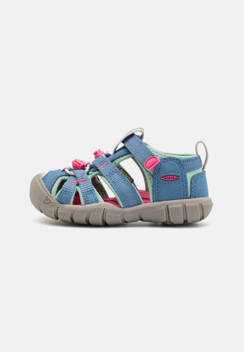 Blå och gröna barnsandaler med rosa detaljer, övre i tyg, justerbara remmar och en texturerad gummisula för bra grepp.