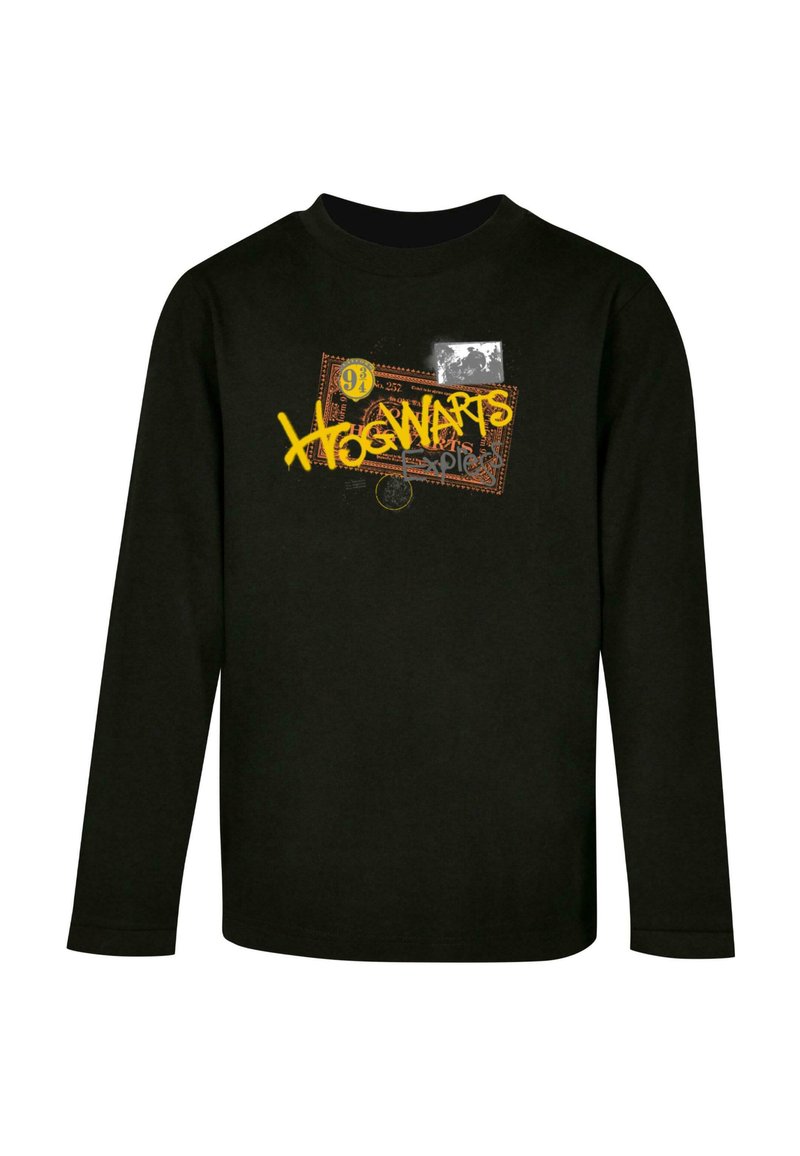 Schwarzes langärmliges Shirt aus Baumwolle mit einem Hogwarts-Design, das gelbe Schriftzüge, grafische Muster und ein bedrucktes ticketähnliches Detail enthält.