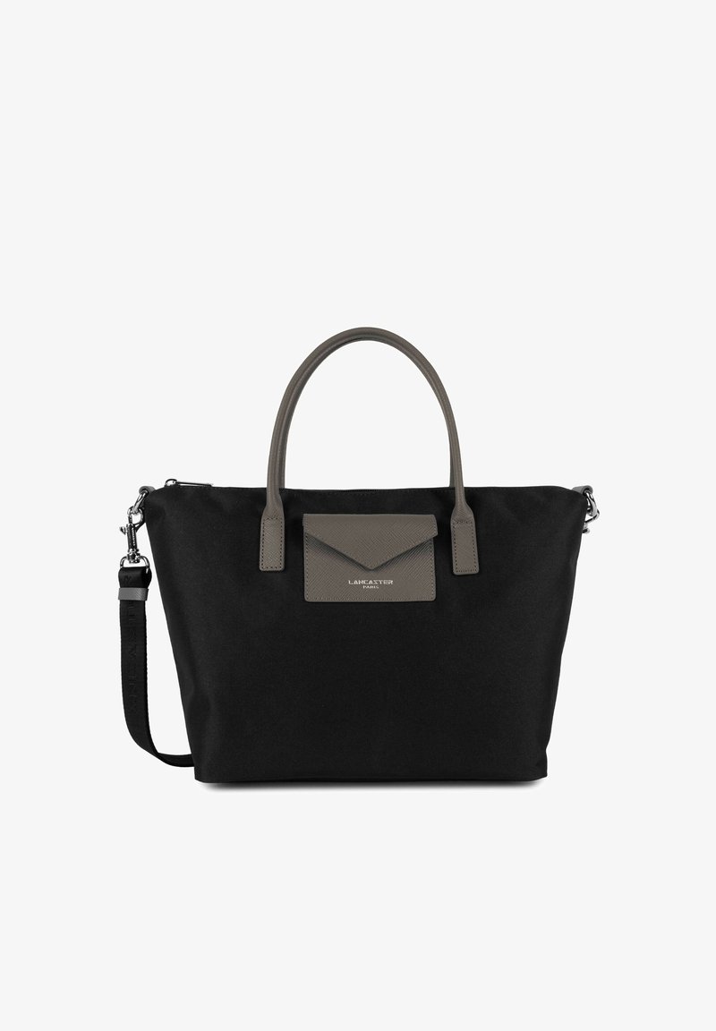 Sac cabas noir avec des poignées grises, une poche enveloppe grise à l'avant étiquetée Lancaster Paris, et une bandoulière noire détachable.
