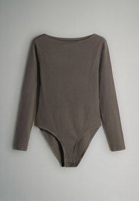 Tumedast taupe ribakanga pikkade varrukatega bodysuit. Omab ümmargust kaelust ja nööbiga sulgurit all. Sile tekstuur, minimalistlik disain.