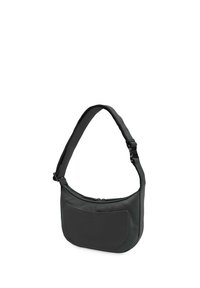 Borsa a spalla nera in materiale sintetico testurizzato con forma curva, dotata di chiusura con zip e tasca frontale. Include una tracolla regolabile.