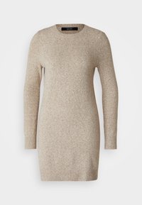 Robe-pull en tricot beige avec manches longues, col rond et poignets côtelés. Texture douce et silhouette ajustée, conçue pour le confort.