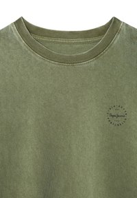 Olivengroen katoenen T-shirt met een geribbelde ronde hals, voorzien van een zwart cirkelvormig logo op de voorkant. Zachte textuur met een casual ontwerp.