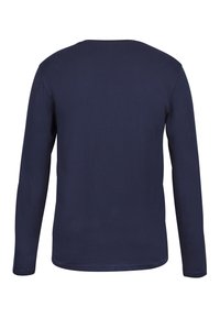 Donkerblauwe langemouw t-shirt gemaakt van zachte katoen, met een ronde halslijn en een gladde, egale textuur zonder zichtbare patronen of accenten.