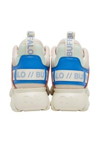 Sporta apavi ar krēmveida sietu augšdaļu un ziliem un sarkaniem akcentiem, ar masīvu baltu zoli un papēža cilpu ar "BUFFALO" zīmola apzīmējumu.