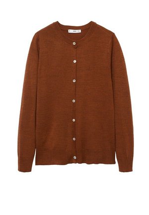 Cardigan marron à manches longues boutonné, col rond et texture fine en tricot, présenté sur fond blanc.