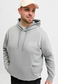 Grauer Kapuzenpullover mit Kordelzug, vorne mit Kängurutasche und weißem "JACK & JONES"-Logo. Hergestellt aus weichem Stoff, mit entspanntem Schnitt und glatter Textur.