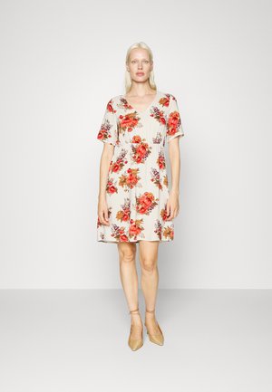 Vestido floral com decote em V, mangas curtas e comprimento até ao joelho. O tecido é leve, com um fundo bege e flores vermelhas e laranjas brilhantes.