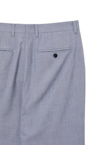 Hellblaue Leinenhose mit glatter Textur, ausgestattet mit zwei Gesäßtaschen und einem schwarzen Knopfdetail. Entworfen in einem taillierten Schnitt.