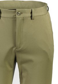 Khaki broek met een gladde textuur, voorzien van een knoopsluiting, riemlussen en steekzakken. Klassiek model met rechte pijpen.