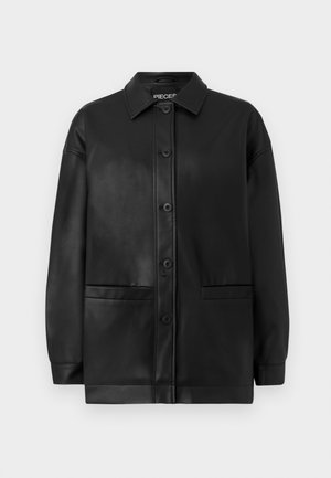 Mustan keinonahkainen takki, jossa on napitettu etuosa, kaulus, kaksi etutaskua ja rento istuvuus. Su smooth rakenne ja mattapinta.