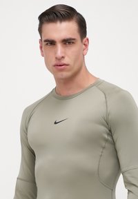Nike Performance PRO - Undershirt - khaki/black