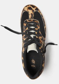 Sneaker con stampa leopardata, dettagli in suede nera, lacci neri e un'etichetta logo bianca. La parte superiore presenta un motivo in stampa animale texturizzato.