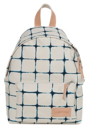 Rugzak met beige en donkerblauw rasterpatroon, voorvak met ritssluiting, leren ritstrekkers en bovenste draaghandvat.