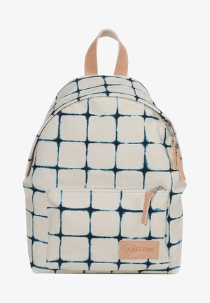 Mochila con patrón de cuadrícula beige y azul oscuro, bolsillo frontal con cremallera, tiradores de cremallera de cuero y asa superior para llevar.