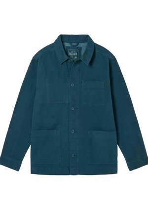 Veste utilitaire en coton bleu avec col, fermeture à boutons sur le devant et deux poches plaquées. Texture lisse avec un design simple.