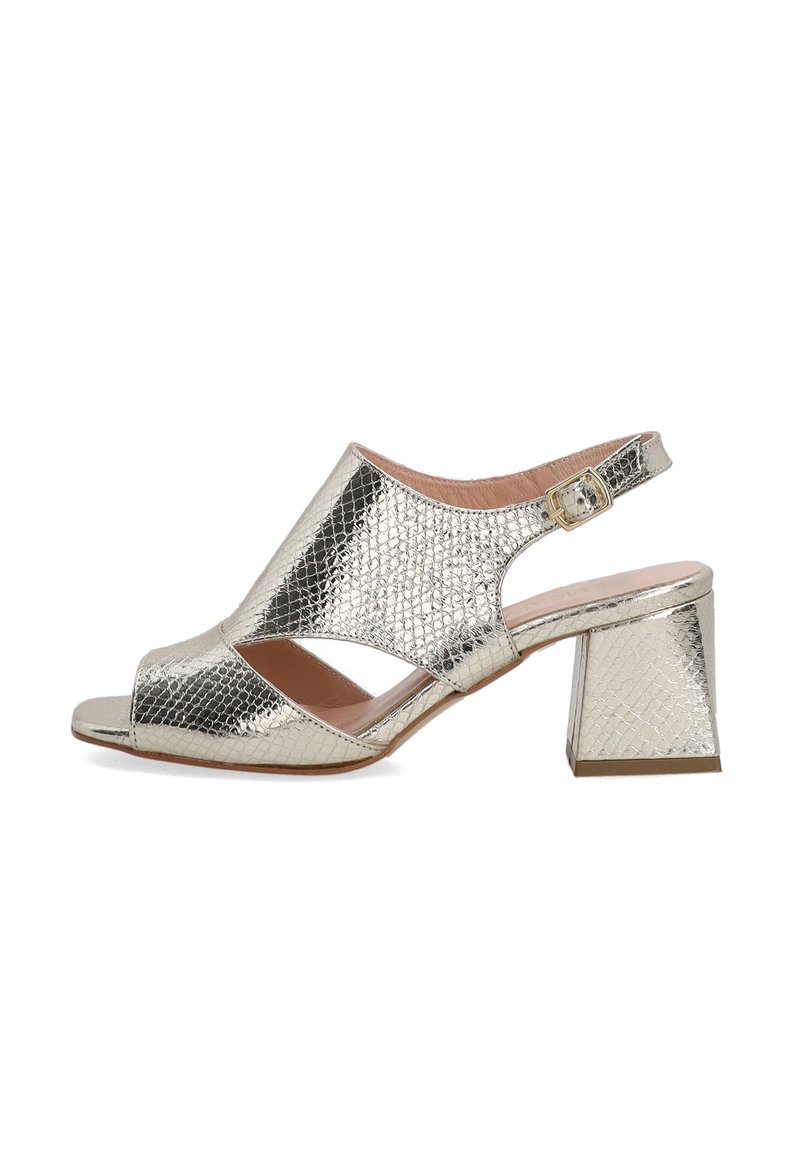 Metallic gold Slingback-High Heels mit offener Zehenpartie, reptilartiger Textur, breiten Vorderausschnitten und Blockabsatz. Schnallendetail am Knöchel.
