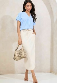 Lipsy REGULAR FIT UTILITY V NECK SHORT ROLL SLEEVE - Bluse - blue