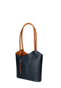 Sac fourre-tout en cuir texturé bleu marine avec des accents en cuir beige et une poche zippée. Comprend deux longues poignées arrondies pour un transport facile.