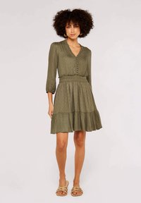 Olivengrünes Kleid mit V-Ausschnitt, dreiviertellangen Ärmeln, strukturiertem Muster, Knopfverschluss, elastischem Taillenbund und gestuftem Saum.