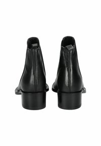 Bottes noires en cuir à la cheville avec une texture lisse, des talons empilés et des panneaux latéraux élastiques. La vue arrière révèle des coutures et un design minimaliste.