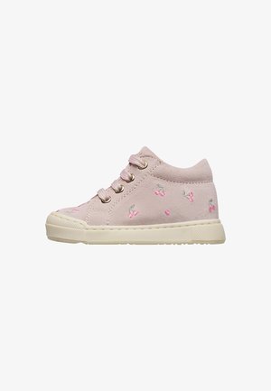 Baskets pour tout-petit rose clair avec broderie de petites cerises sur le côté, trois lacets roses, œillets dorés et semelle en caoutchouc crème.