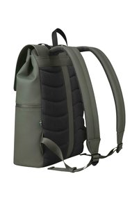 Sac à dos vert et noir en matériau durable, doté d'un soutien dorsal rembourré, de bretelles réglables et d'une poche latérale pour le rangement.