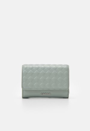 Calvin Klein MINI QUILT SMALL TRIFOLD - Portafoglio - pigeon