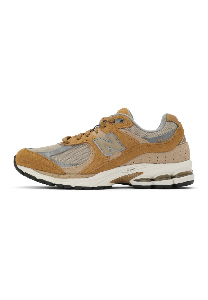 Scarpa da ginnastica marrone chiaro e grigia, caratterizzata da una combinazione di materiali in suede e rete, con una suola sagomata e il prominente logo "N".