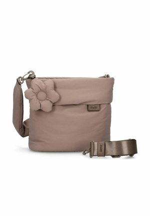 Borsa a tracolla color taupe con dettaglio a fiore imbottito e tracolla regolabile e rimovibile su sfondo bianco.