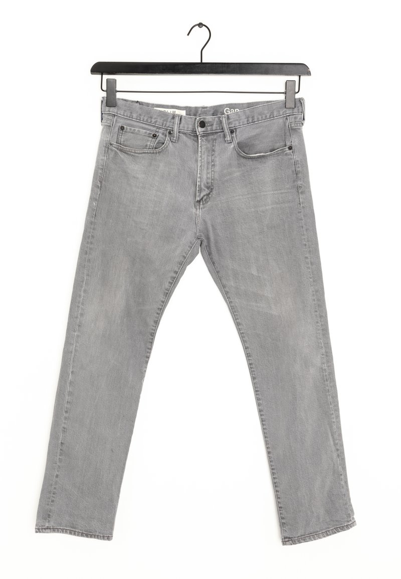 Jeans de mezclilla gris con corte recto, cinco bolsillos y una ligera textura desgastada. Cuenta con una etiqueta en la cinturilla y presillas para el cinturón. Cuelga de una percha negra.