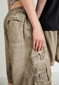 Jaded London WASH PARACHUTE UNISEX - Šortai - stone oil