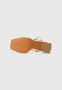 Marco Tozzi Sandales classiques / Spartiates - gold