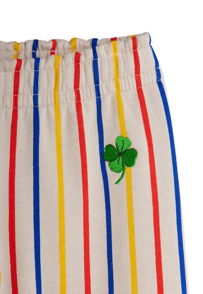 Randiga tygshorts med elastisk midja, prydda med röda, blå, gula och gröna ränder samt en grön broderad fyrklöver.