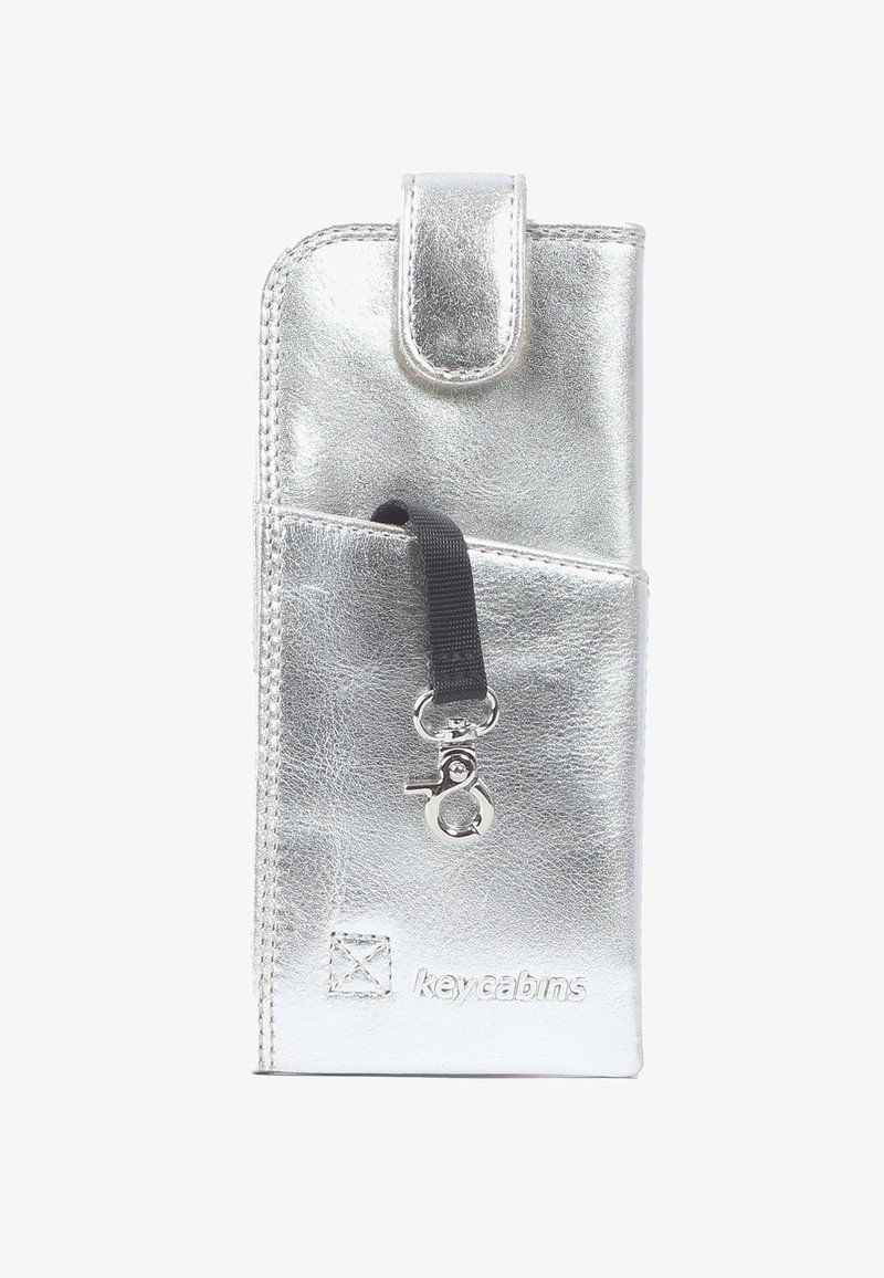 Borsa per telefono in metallo argentato con chiusura a scatto, tasca frontale e una tracolla nera con clip. Superficie testurizzata con branding in rilievo.