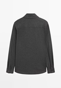 Ciemnoszara koszula z długim rękawem, z kołnierzykiem, mankietami zapinanymi na guziki, gładką fakturą i subtelnymi detalami szwów, widziana od tyłu.