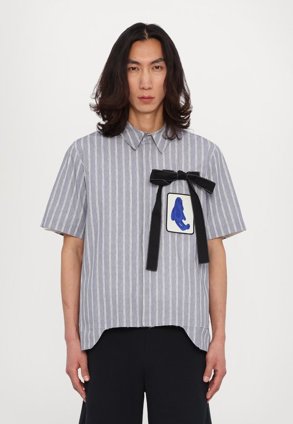 CUT OUT BADGE SHIRT - Shirt