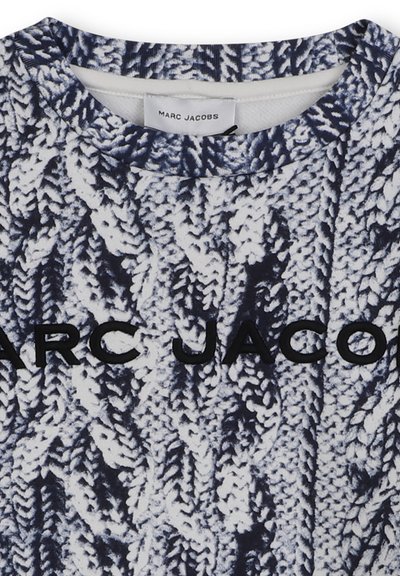Sweatshirt met een textuurpatroon dat lijkt op gebreide steken in marineblauw en wit. Grote zwarte "MARC JACOBS" logo over de voorkant.