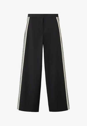 Sorte bukser med vide ben og elastisk talje med tre lodrette hvide striber langs ydersiden af hvert ben.